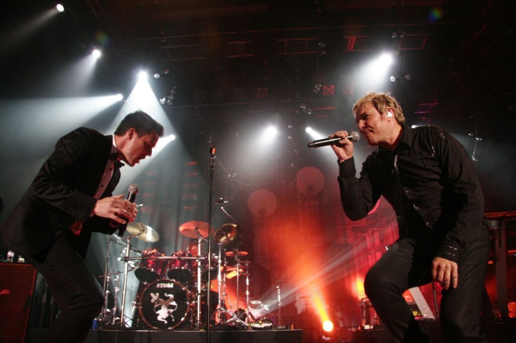 It’s clear that The Killers were heavily influenced by Duran Duran, especially by that first album and his vocalist, Brandon Flowers declared himself a Duran Duran fan. In 2009, Brandon Flowers joined Duran Duran on stage to perform Planet Earth.